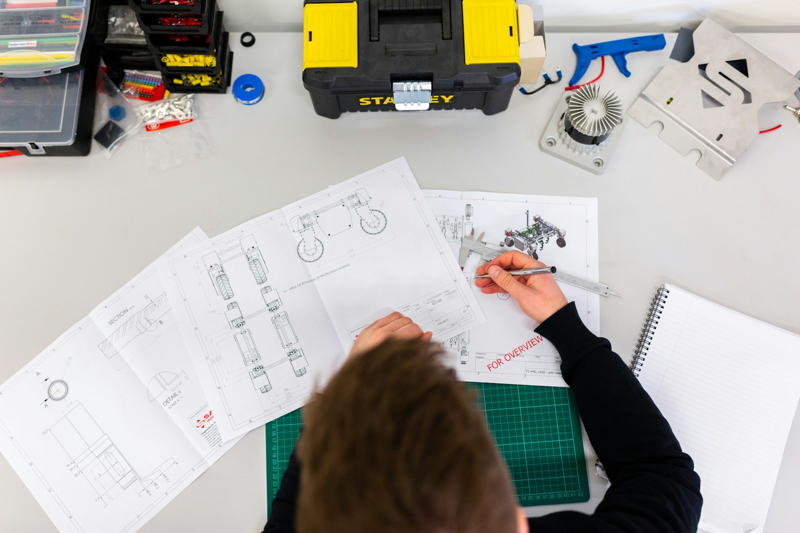 Detail elektroinstalačních prací v novostavbě